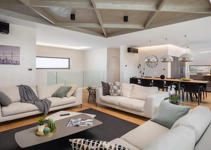 Old Olive Viii Villa *